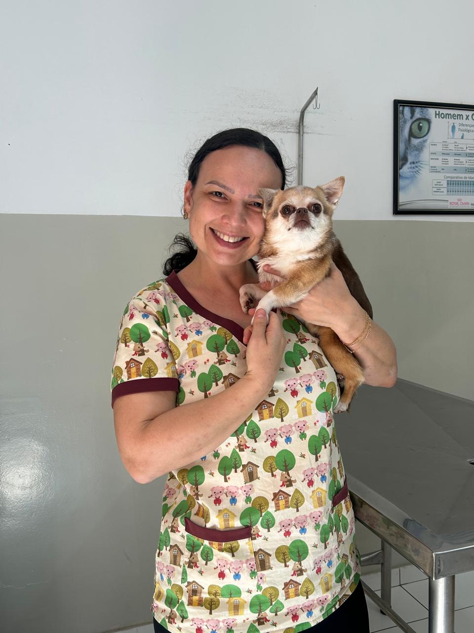 Dra. Gláucia atendendo com carinho